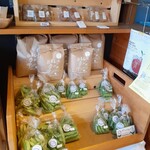 オモヤキッチン - レジ前にはおもや農園の野菜やお米、クッキーなどの販売があります。
