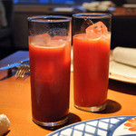 cucina Wada - カンパリオレンジ（左）　／　イタリア産赤いオレンジジュース（右）