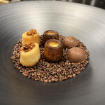 ミザンセーヌ - お菓子3点。一番右のクランキーなチョコレートが私の一番好み。お腹いっぱいでも、あと10個ほど欲しい。