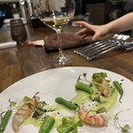 ミザンセーヌ - ④三つの海老
      （鬼海老、猛者海老、しま海老）の味くらべ、とそら豆。私とツレで好みが分かれました。私は猛者海老が一番。ツレはシマ海老の旨さにやられました。