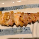 焼き鳥 桜 - ③もも【塩】(広島赤鶏:広島県高宮産、サイコー物産)
            火入れは適度で肉質が軟らか過ぎず脂の質も穏やかで奥行きがあります