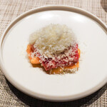 グルマンディーズ - 三田牛のうちももカルパッチョ、びわ、パルメジャーノレッジャーノかけ