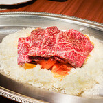 グルマンディーズ - 三田牛のうちももカルパッチョ、びわ、パルメジャーノレッジャーノかけ