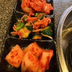 焼肉 すっきゃねん - キムチ盛合せ