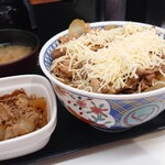 Yoshinoya - チーズ牛丼1