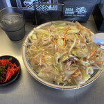 麺処 あきら - 皿が小さいのか盛りが多いのか？