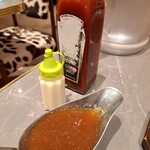 オー! マイステーキ - ソースは3種類をお好みで使用する。