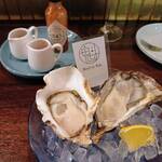 福島 牡蠣と肉たらし ビストロKAI - 生牡蠣の食べ比べ(左側が、石川県 七尾産、右側が、兵庫県室津産)