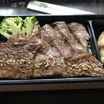 泉味亭 - 北海道産和牛のランプステーキとイチボの二種盛り弁当（1折） 手前がランプ、向こうがイチボ