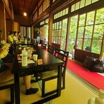 ぼうず'n coffee - こんな感じで庭向きに皆さん座ってる