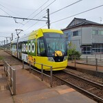 206046917 - 市内を走る路面電車に揺られてやってきた。