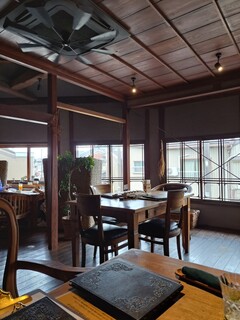 uchikawa六角堂 - 不規則に集められた家具なのたが　それがバランスが取れている。
