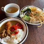 Suteki Ando Hambagu Iwataki - カレーとサラダ