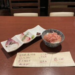 酒肴場 屯 - 海鮮丼は、カツオ塩タタキ、どんちっちアジ、サメガレイ、生タコ、ヒラマサ、スズキ、イサキ、生桜海老。