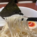 酒肴場 屯 - 三河屋製麺の細ストレート麺はしなやかながらしっかりコシのある茹で上がり