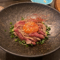 ビールと羊 - 羊のユッケ