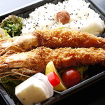 Hachiouji Sou - 海老フライ弁当、エビはみ出してます