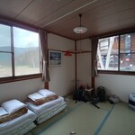 東電小屋 - ペンション並みの快適さ。右の窓に見えるのが別館