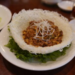 萬珍樓 - ウズラのたたき　レタス包み