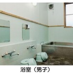 東電小屋 - 浴槽も詰めて4人、3人ならゆったり