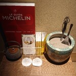 鮨　いの - 入り口の横に色々飾られてる