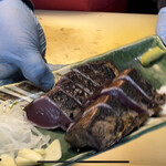 土佐たたき道場 - その場で厚切りにカット