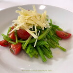 ガストロノミア ヨシ - 季節限定細いアスパラ料理（フレッシュトマトとチーズ載せ）