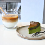 RAD BROS CAFE - カフェ・ラテ(Ice)@税込600円│抹茶のバスクチーズケーキ@税込680円