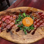 肉バル アモーレ - A4和牛の炙りユッケ¥1630