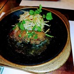 志喜亭 - いつもは金山寺味噌、大根おろしソース、ニンニクチップソースだけど、今回はソースが掛けてあった。これはこれで美味しい