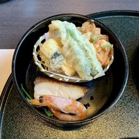 大志満 新橋汐留店 - お弁当三段重 の天ぷら、焼物