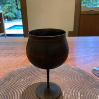 jinen. - 黒い木のグラスに入ったお出汁。黒い器なので湯気の揺らめきが美しく映えていました。