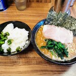 横浜家系らーめん 二代目武道家 - ラーメン並(全て普通) ¥700 ＋ ライス ¥50