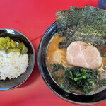 家系ラーメン 佐々喜家 - ラーメンと無料ライス