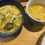 CoCo-Nuts福岡カフェ＆ダイニング - グリーンカレー、スープは人参とパプリカと言ってたと思います。