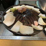札幌成吉思汗 しろくま - 手前：初回野菜の玉ねぎ１１０円　奥：富良野産軟白ネギ６００円