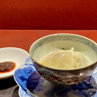 Ji-Cube - 牛スジとフカヒレの煮込み
                      牛アキレス腱・冬瓜・ニンニク・鱶鰭を白湯スープと清湯スープで煮込んだ料理に、豆板醤と豆豉の特製醬を付けながらいただきます。
                      さっぱりとした味わいながら、旨味が濃厚な料理です♪