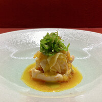 Ji-Cube - 鶏と新生姜の和えもの
                    新生姜の爽やかな風味と適度な辛みが、しっとりとした鶏肉に絡んで美味しい！
                    緑色は刻んだ青唐辛子、そのピリッとした辛味が味をキュッと締めています♪
                    紹興酒がこの料理にぴったりです。