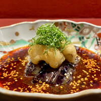 Ji-Cube - 穴子と茄子の黒酢ソースがけ
                    甘酢ベースの黒酢を効かせた麻辣ソースに、フリットにした穴子と素揚げ茄子が凄く合います！
                    茄子は油との相性が良いですし、カラリと揚がった穴子にたっぷりと麻辣ソースが絡みます。