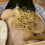 中華そば 笑歩 - 今日の自家製麺はやや細目。