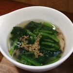 キッチン ブルー グローブ - ほうれん草スープのアップ