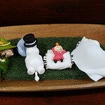 キッチン ブルー グローブ - テーブル上のムーミン達は皆、寝ている