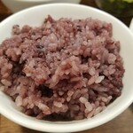 キッチン ブルー グローブ - 黒米大盛りのアップ