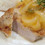 キッチン ブルー グローブ - 豚ロースソテの断面、小さく切られています