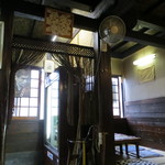 独酌　三四郎 - 入り口には日本酒の冷蔵庫があります