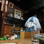 独酌　三四郎 - 女将が焼き台で奮闘中