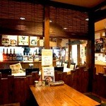 麺家 Dragon kitchen - カウンター＆テーブルの居酒屋風店内