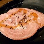 俺の店  - せ、成形肉？！な豚タン。一番まともだった。