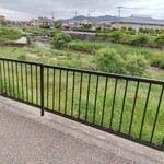 ボーノ - 店横を流れる川