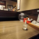 支那そばや - 内観テーブル席